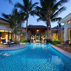 5* Resort Grand Metropark Yalong Bay - Shuttle And Singer Performance
